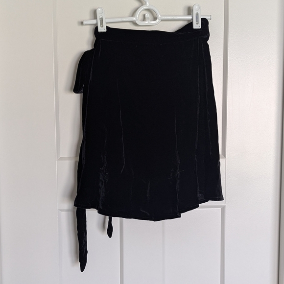 Reformation Black Ruffle Velvet Silk Wrap Mini Skirt sz S - Picture 9 of 9